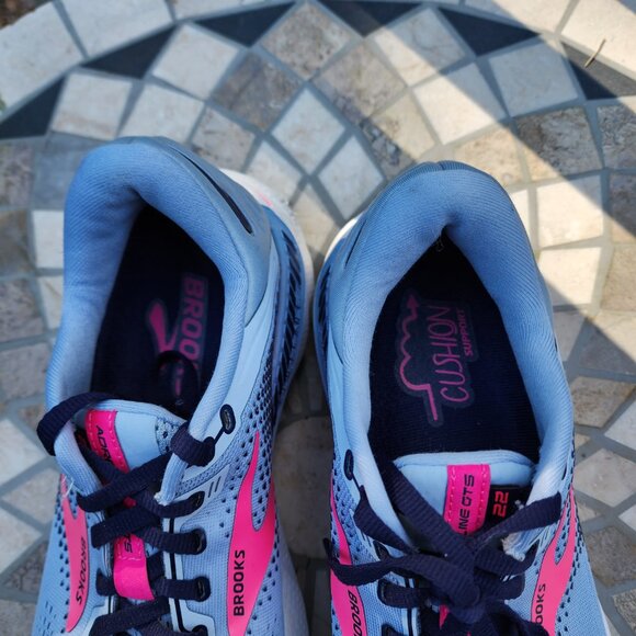 Brooks Women's Adrenaline GTS 22 Running Shoe | Size 9.5B - Picture 2 of 5